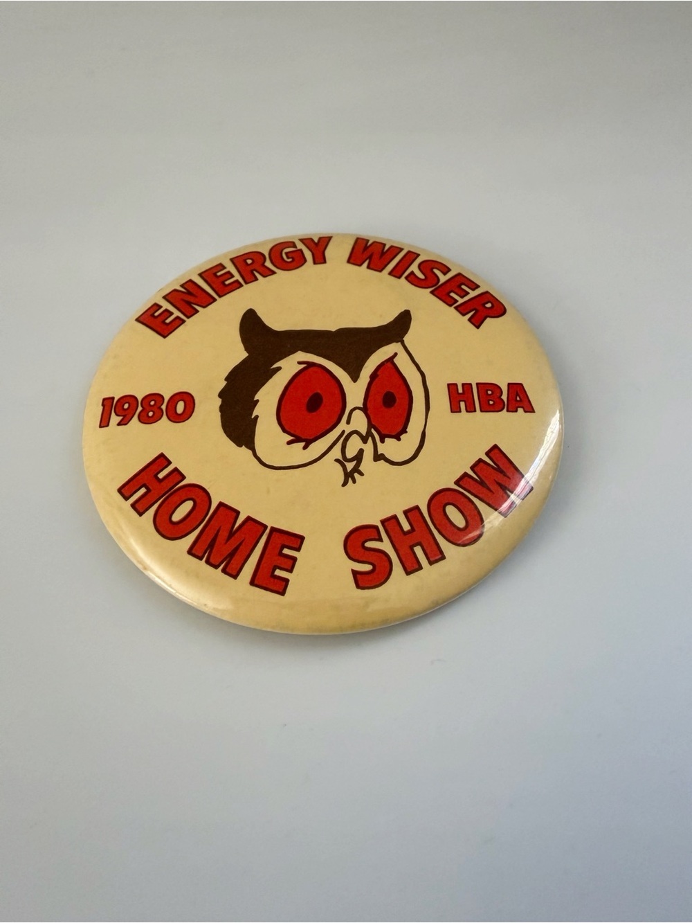 Vintage 1980 HBA Energy Wiser Home Show Owl Large Button Pin - Picture 2 of 4
